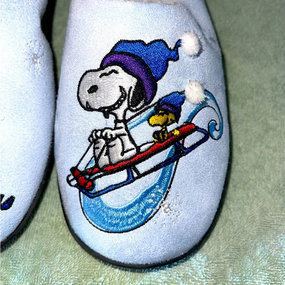 ✨HP✨ “PEANUTS” NWT SNOOPY SOFT SKIING SLIPPERS BY VERA BRADLEY, SHOE SIZE 5-6 - Picture 4 of 8